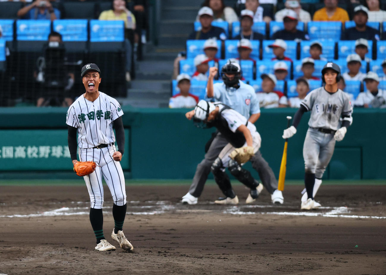 叡明対津田学園　9回表叡明1死、細沼を三振に仕留め、ほえる桑山（撮影・藤尾明華）