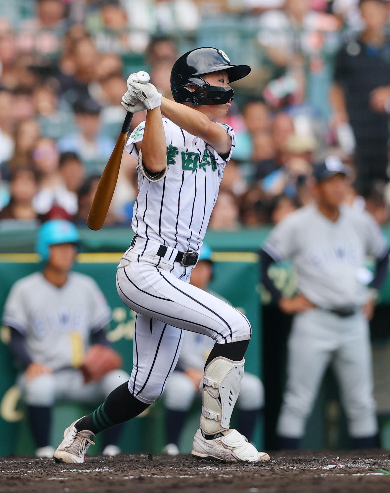 津田学園対叡明　4回裏津田学園2死二塁、田北は中前適時打を放つ（撮影・上山淳一）