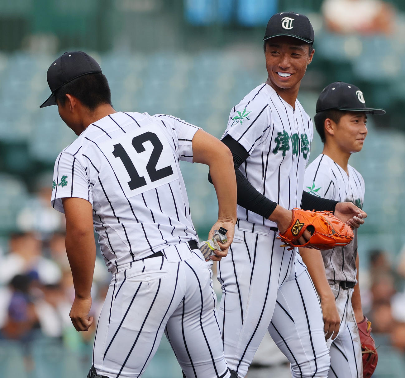津田学園対叡明　4回表叡明2死一、三塁、ピンチのエース桑山（中央）の汗を拭きベンチに引き上げる伝令の堀井（左）（撮影・上山淳一）