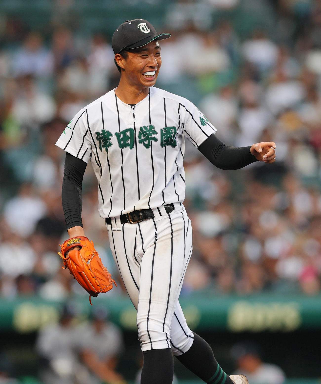 津田学園対叡明　8回表、投手桑山はピンチを切り抜け笑顔でベンチに引き上げる（撮影・上山淳一）