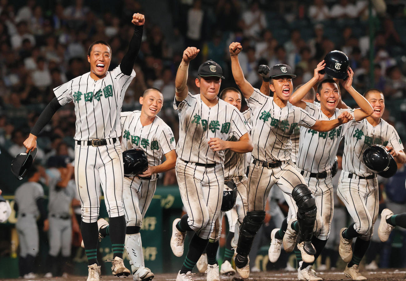 津田学園対叡明　叡明に勝利し、スタンドの応援団の元へ駆け出す津田学園ナイン（撮影・上山淳一）