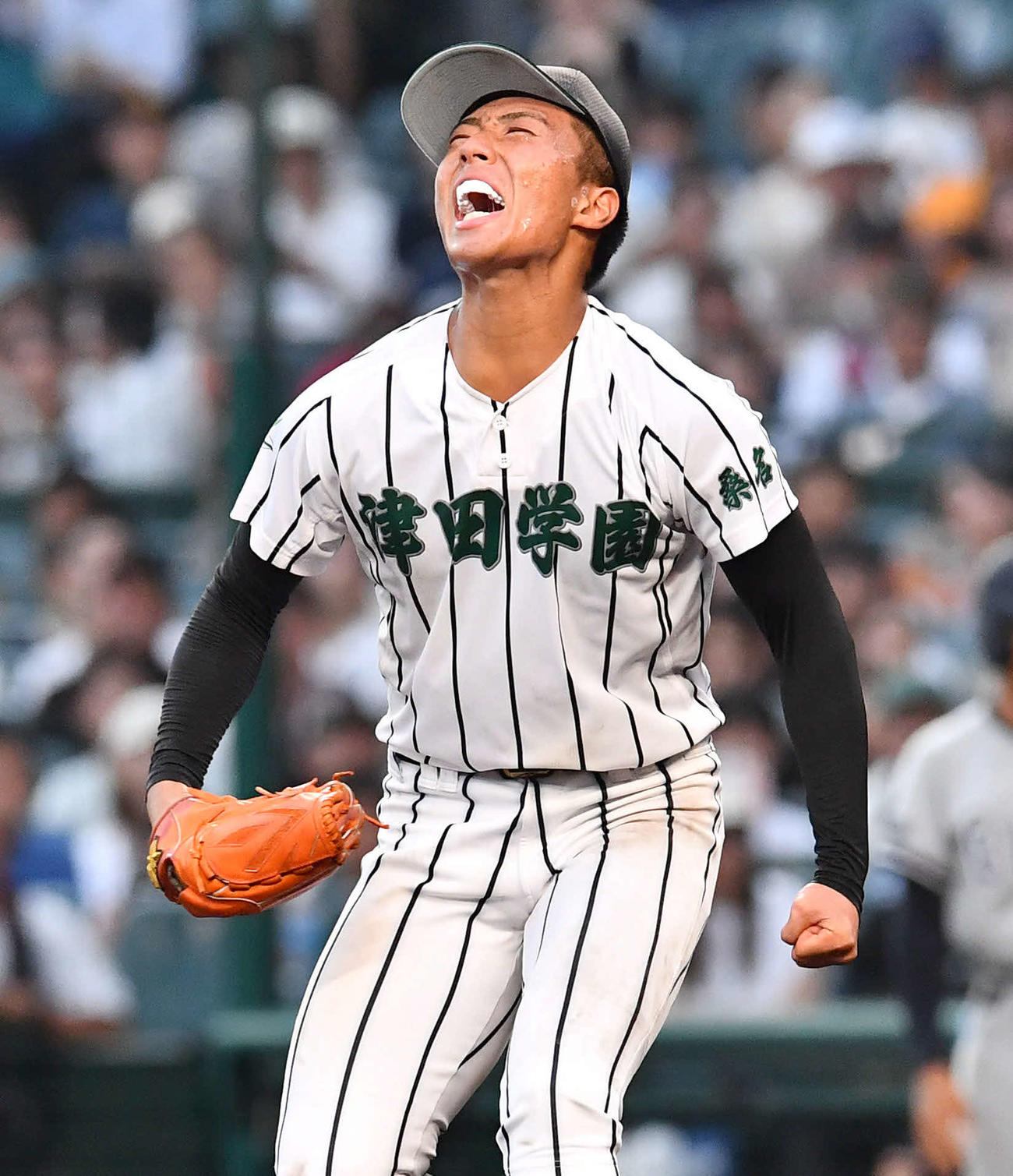 叡明対津田学園　10回表叡明2死三塁、青木を空振り三振に抑え、雄たけびをあげる津田学園桑山（撮影・岩下翔太）