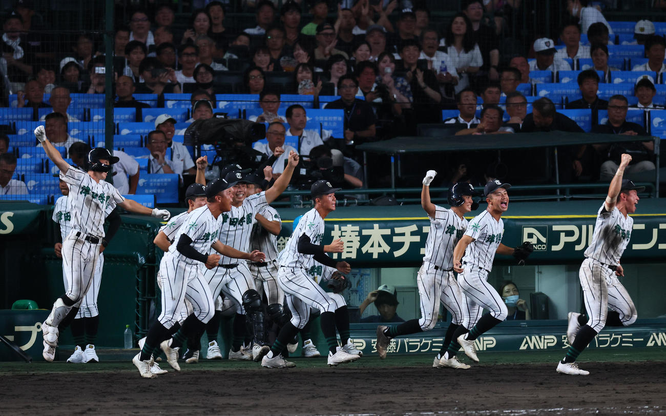 叡明対津田学園　12回、叡明にサヨナラ勝ちし、ベンチを飛び出す津田学園ナイン（撮影・藤尾明華）