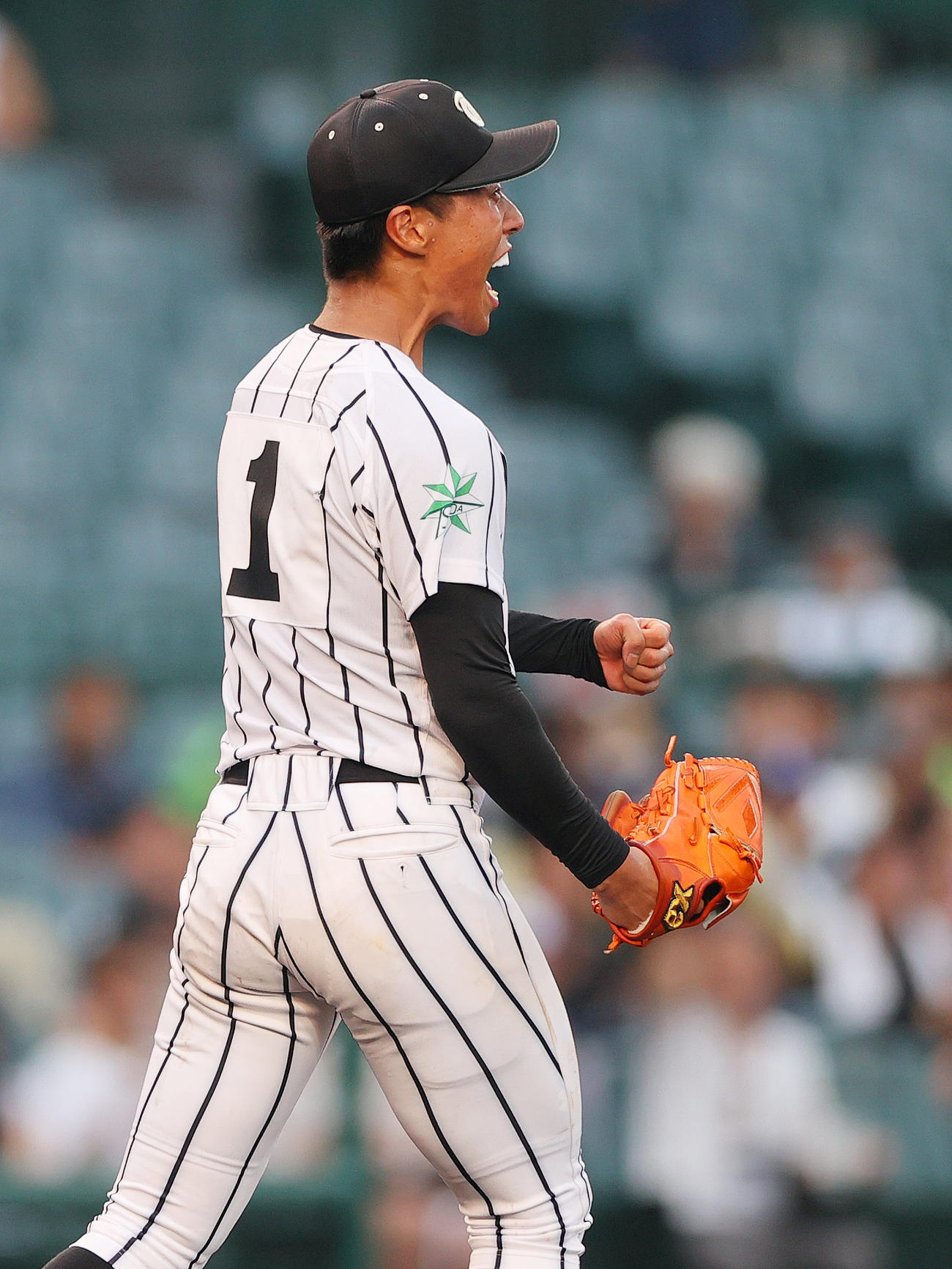 津田学園対叡明　9回表叡明1死、桑山は細沼から三振を奪い雄たけびを上げる（撮影・上山淳一）
