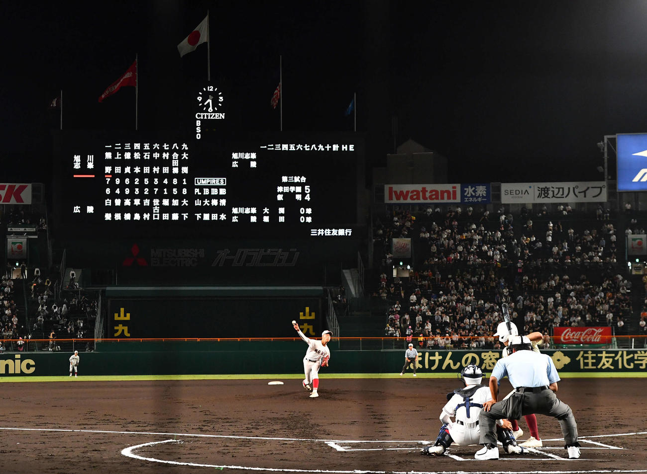 旭川志峯対広陵　1回表旭川志峯無死、1球目を投じる広陵先発の堀田（撮影・岩下翔太）