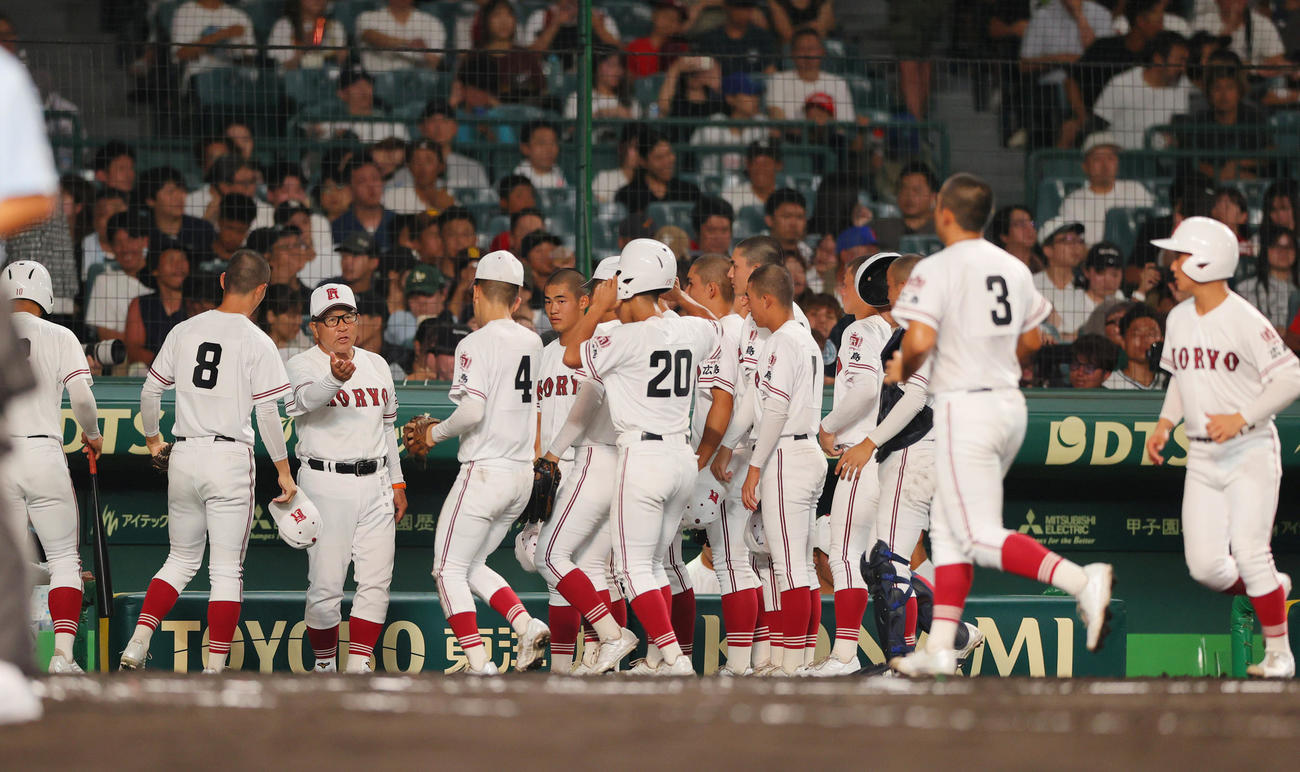 旭川志峯対広陵　広陵の中井監督（左から3人目）は2回表の守備を終えたナインを集める（撮影・上山淳一）