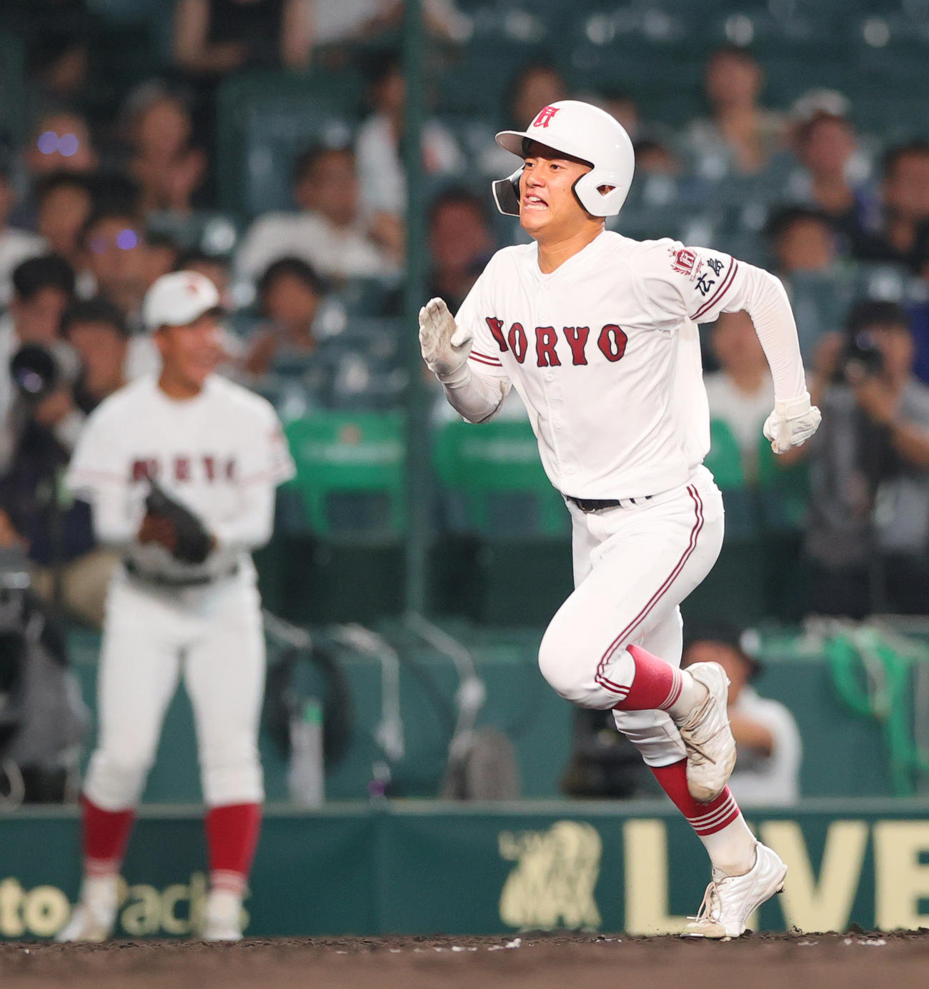 旭川志峯対広陵　4回裏広陵2死、中三塁打を放った高橋は守備の乱れの間に一気に生還する（撮影・上山淳一）
