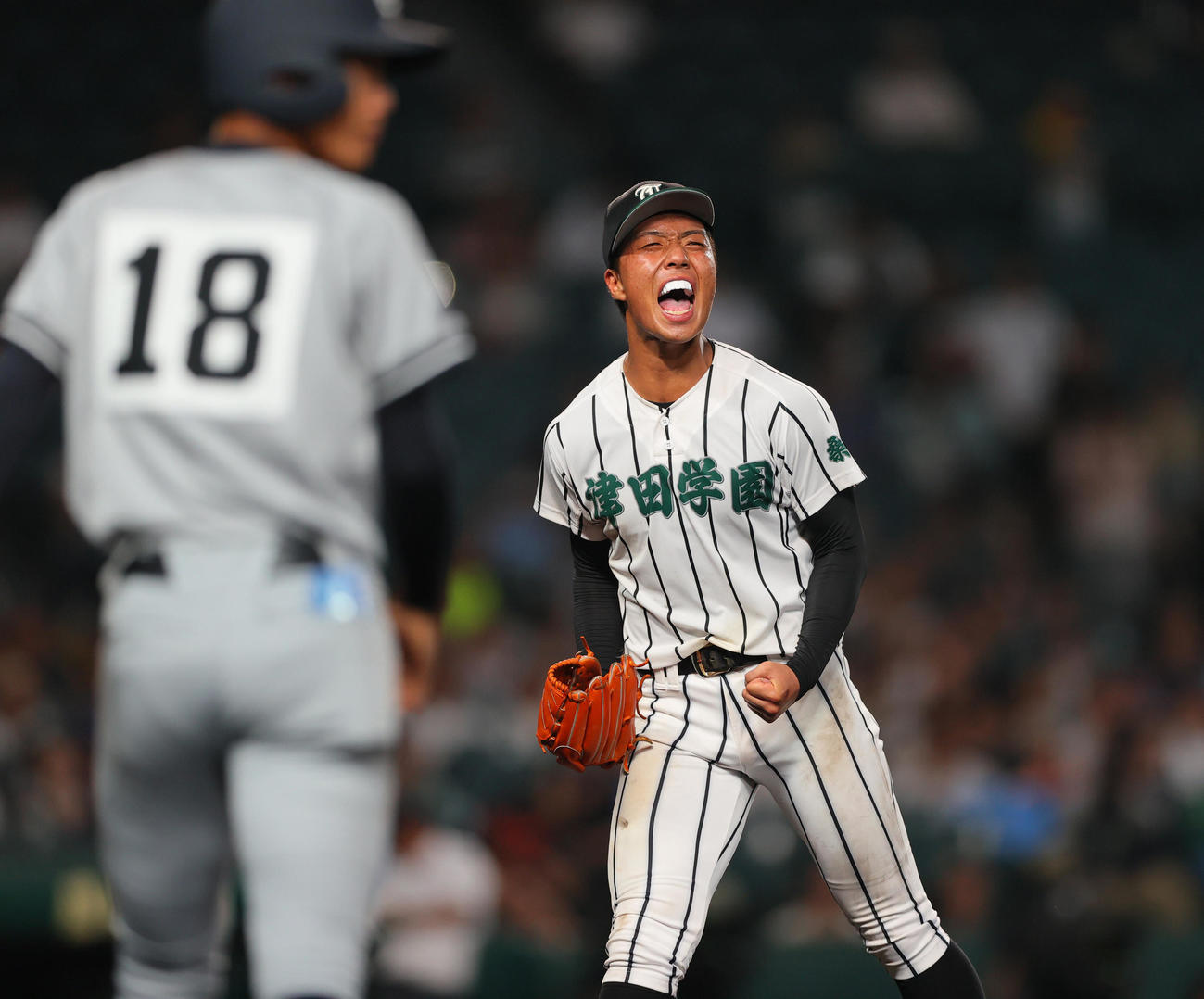 津田学園対叡明　タイブレーク12回表叡明1死一、二塁、桑山は細沼を三ゴロ併殺に仕留め雄たけびをあげ喜ぶ（撮影・上山淳一）
