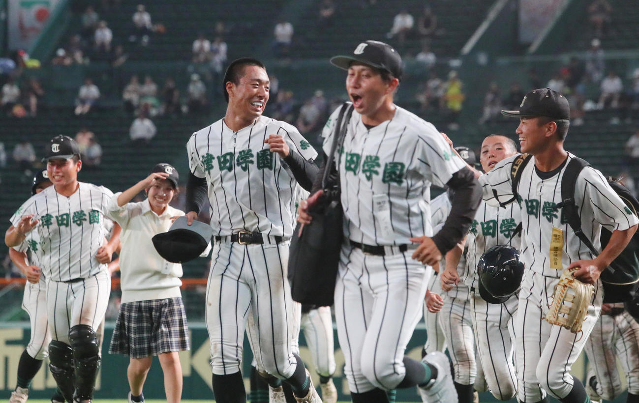津田学園対叡明　叡明に勝利し歓喜する津田学園ナイン（撮影・上山淳一）