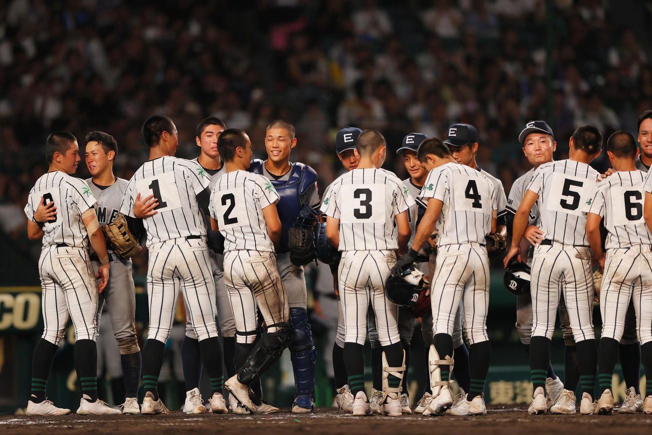 津田学園対叡明　試合後、互いの健闘をたたえ合う選手ら（撮影・上山淳一）