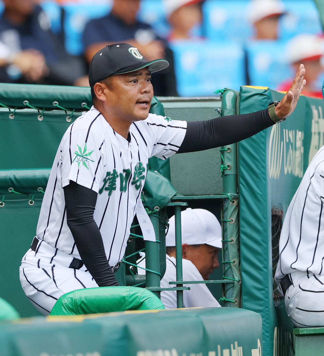 叡明対津田学園　ベンチから指示を出す津田学園の佐川監督（撮影・上山淳一）