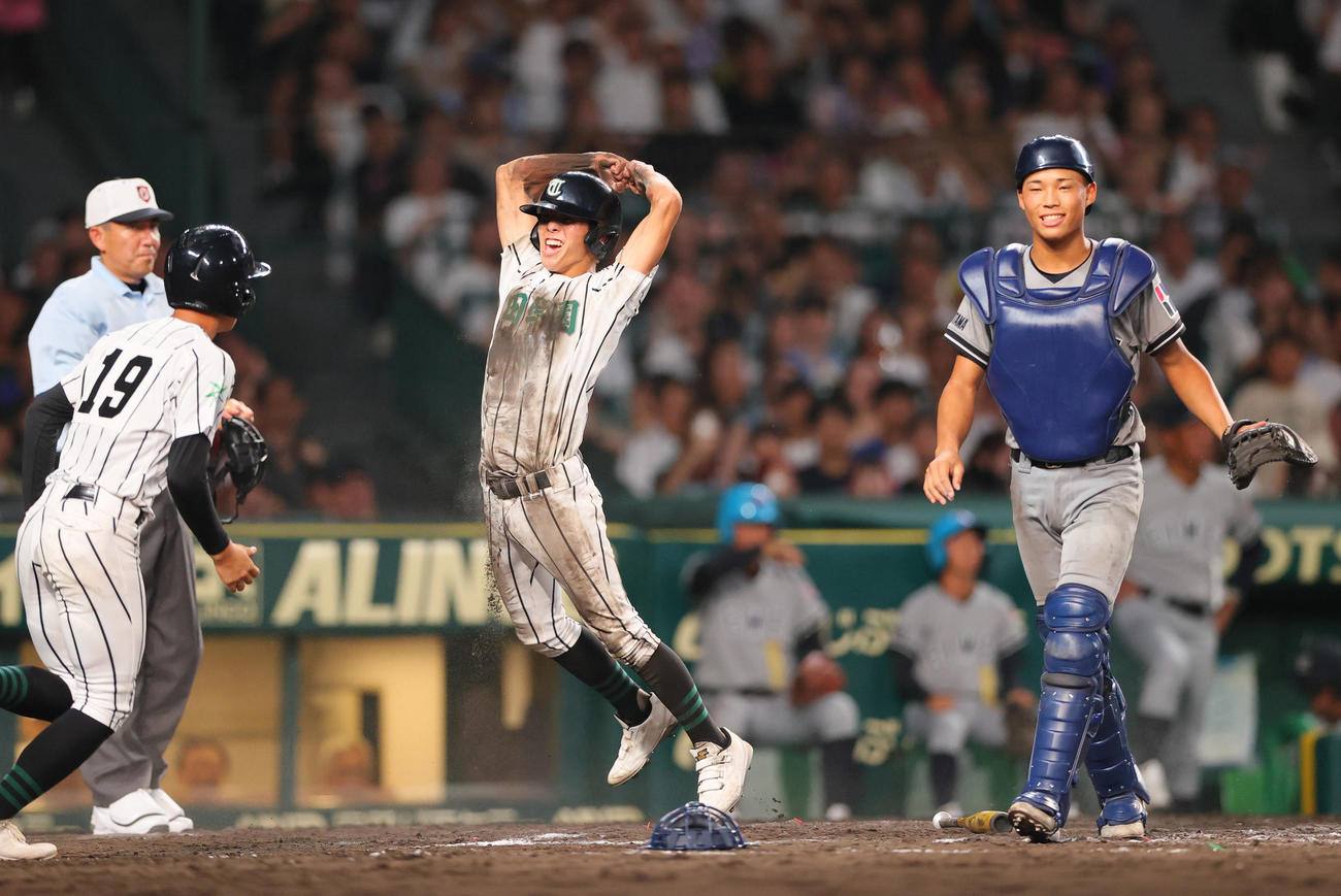 津田学園対叡明　タイブレーク12回裏津田学園無死一、二塁、二走正木（中央）は伊藤の送りバントでサヨナラ生還し歓喜する。捕手青木柚吾（撮影・上山淳一）