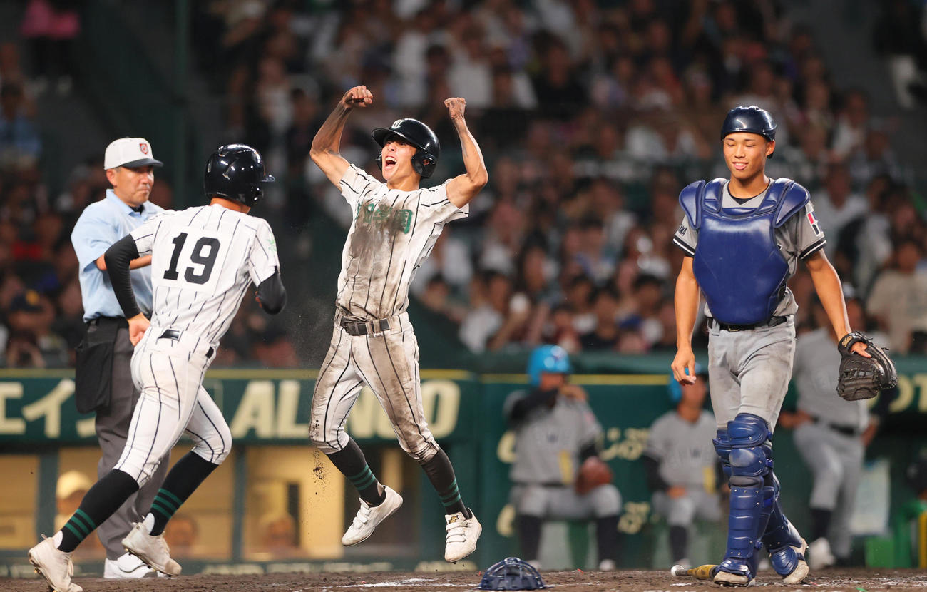 津田学園対叡明　タイブレーク12回裏津田学園無死一、二塁、二走正木（中央）は伊藤の送りバントでサヨナラ生還し歓喜する。捕手青木柚吾（撮影・上山淳一）