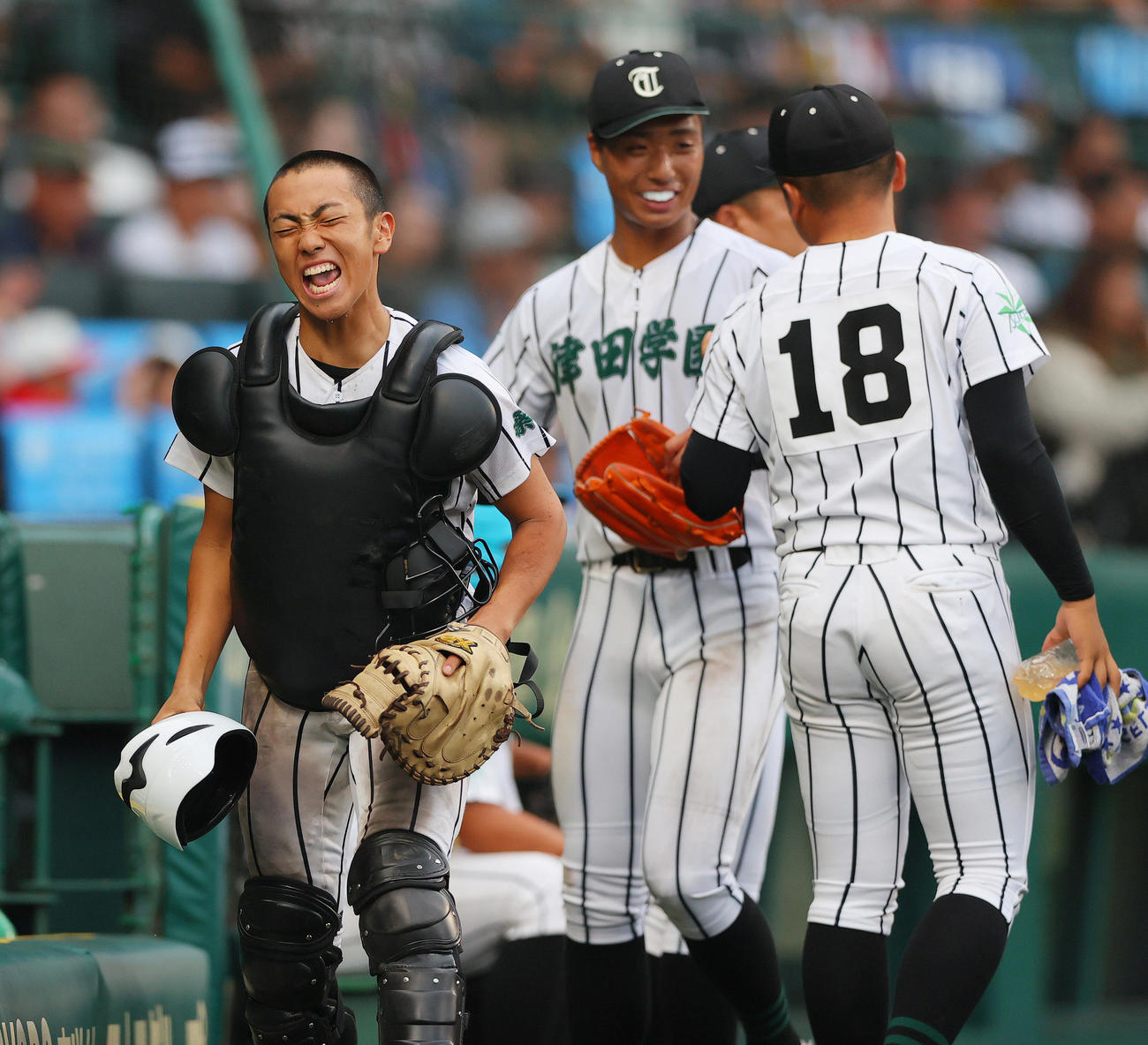 津田学園対叡明　9回表叡明2死一塁、打者根本の時、捕手犬飼（左）は一走本間の二盗を刺しピンチを切り抜きベンチ前で雄たけびをあげる（撮影・上山淳一）