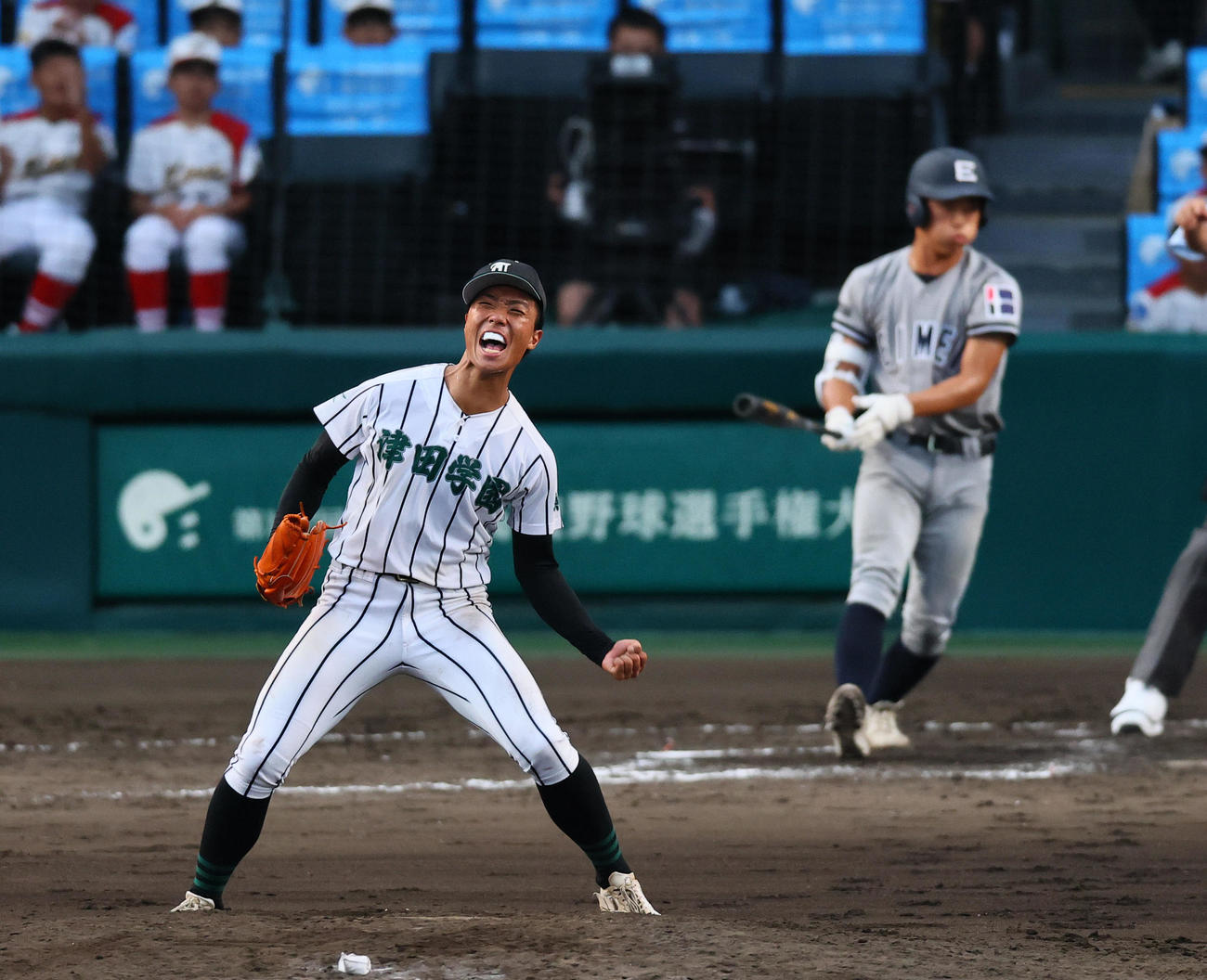 叡明対津田学園　10回表叡明2死三塁、青木を三振に仕留めガッツポーズをする桑山（撮影・藤尾明華）
