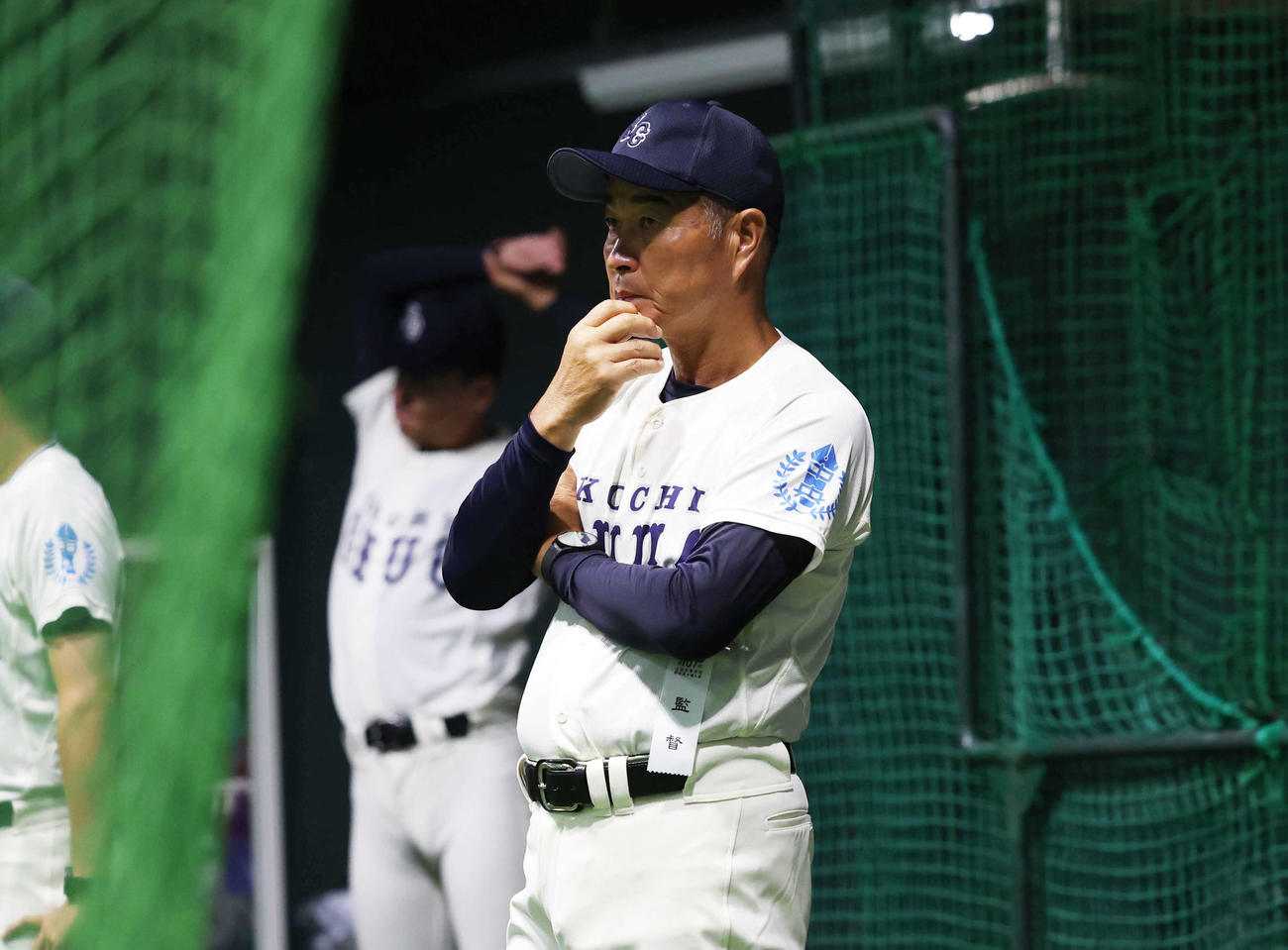雨天中止となり、室内練習場での練習を見守る山野監督（撮影・増田悦実）