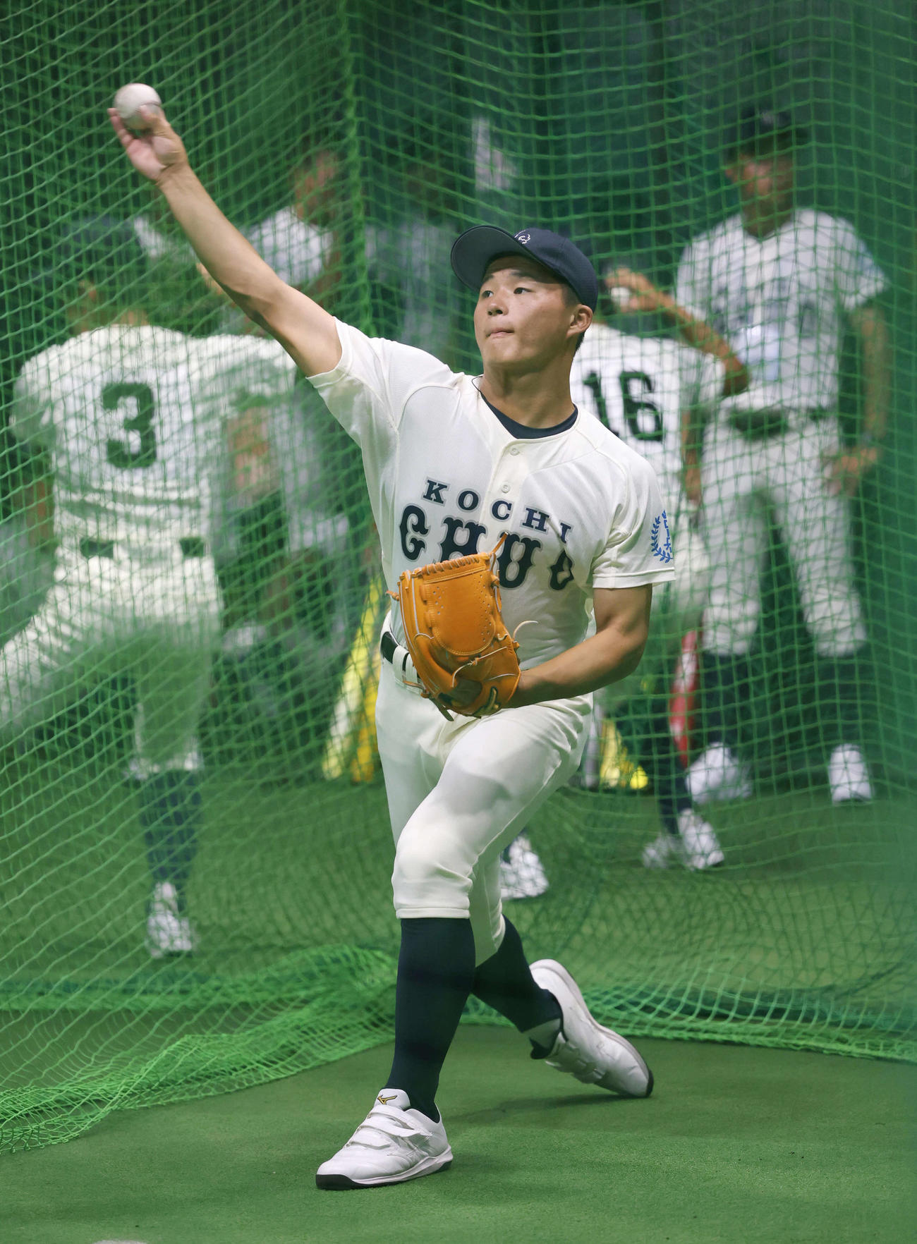 雨天中止となり、室内練習場で投球練習する堅田（撮影・増田悦実）