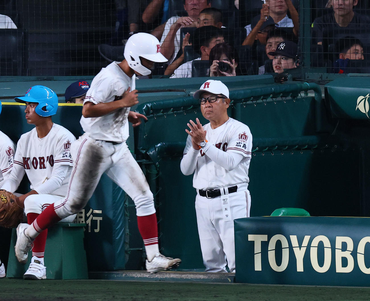 旭川志峯対広陵　7回裏広陵1死一、三塁、白髪の左犠飛で生還した加藤を出迎える中井監督（撮影・藤尾明華）