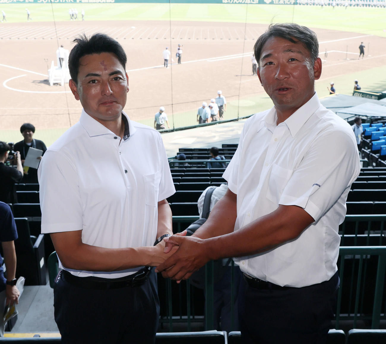 花巻東・佐々木監督（左）は智弁和歌山・中谷監督と握手（2025年8月4日撮影）