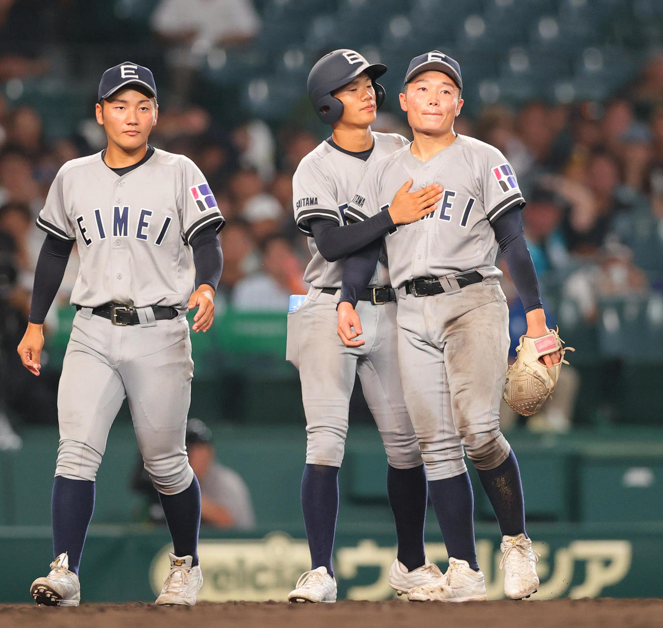 津田学園対叡明　タイブレーク12回裏津田学園無死一、二塁、サヨナラ負けし仲間から励まされる投手田口（右）（撮影・上山淳一）