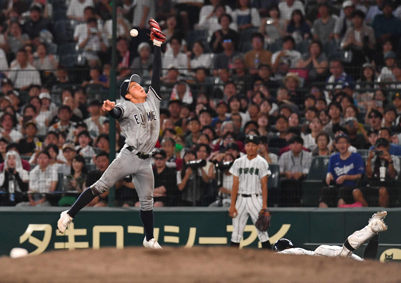 叡明対津田学園　12回裏津田学園無死一、二塁、伊藤（右）の投前への犠打を叡明の田口が一塁へ悪送球。一塁手の赤城が飛びつくも捕球できずサヨナラ負けとなる（撮影・岩下翔太）