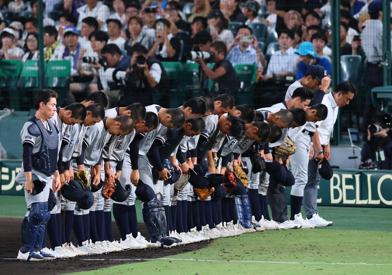 叡明対津田学園　延長で津田学園に敗れ、アルプスにあいさつする叡明ナイン（撮影・藤尾明華）
