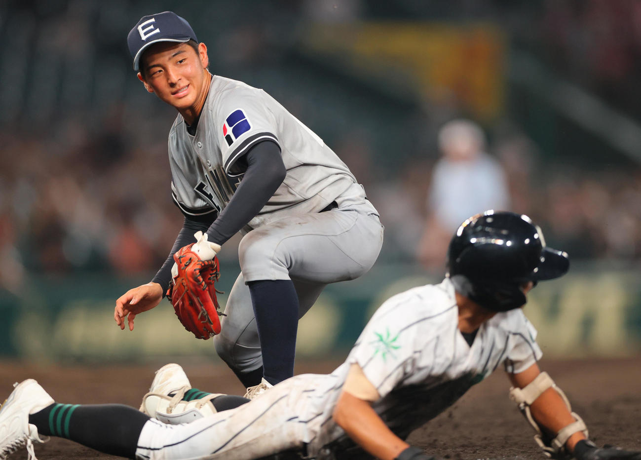 津田学園無死一、二塁、伊藤（手前）の送りバントを投手田口が悪送球しサヨナラとなる。左は一塁手赤城（撮影・上山淳一）