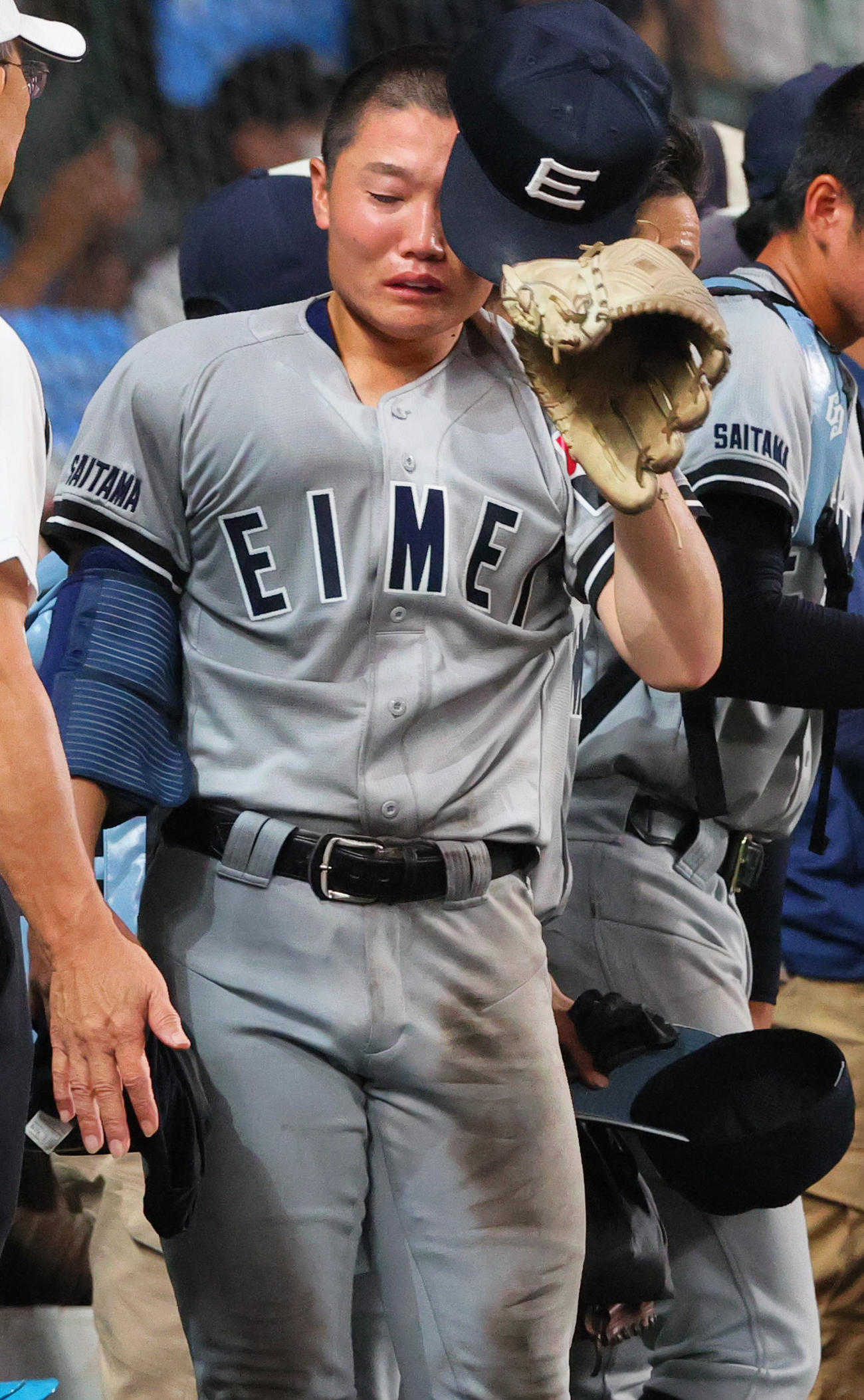津田学園対叡明　津田学園に敗れ甲子園球場を去る叡明の田口（撮影・上山淳一）
