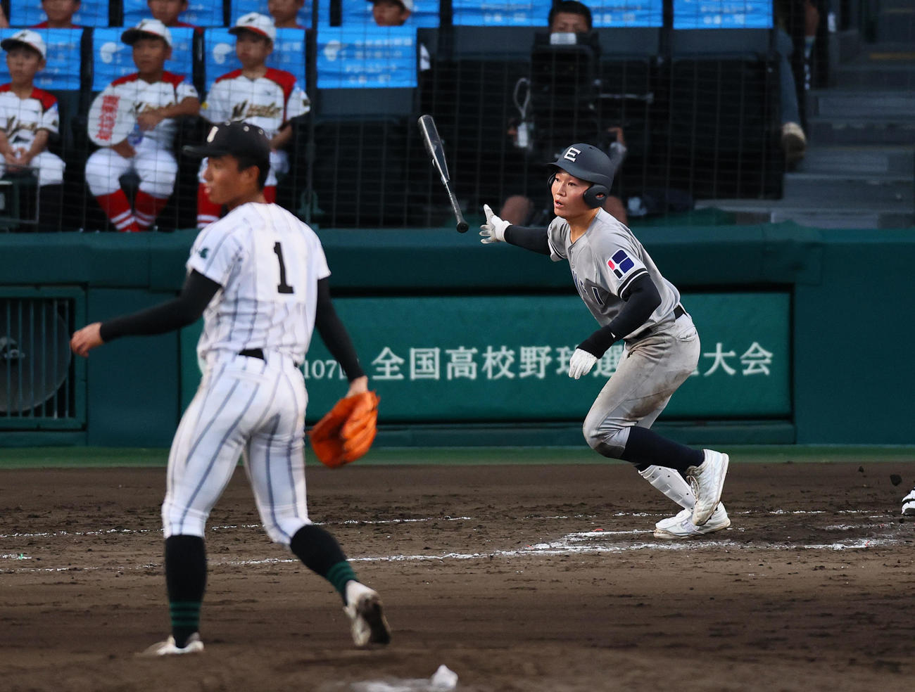 叡明対津田学園　11回表叡明無死一、二塁、田口は右前適時打を放つ。投手桑山（撮影・藤尾明華）