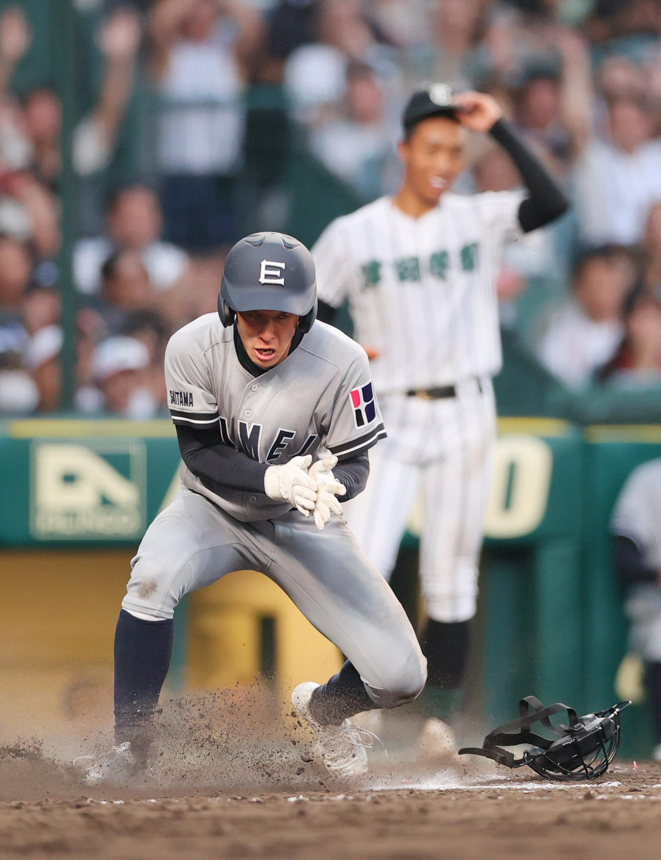 津田学園対叡明　タイブレーク11回表叡明無死一、二塁、二走根本は田口の右前適時打で生還する。奥は投手桑山（撮影・上山淳一）