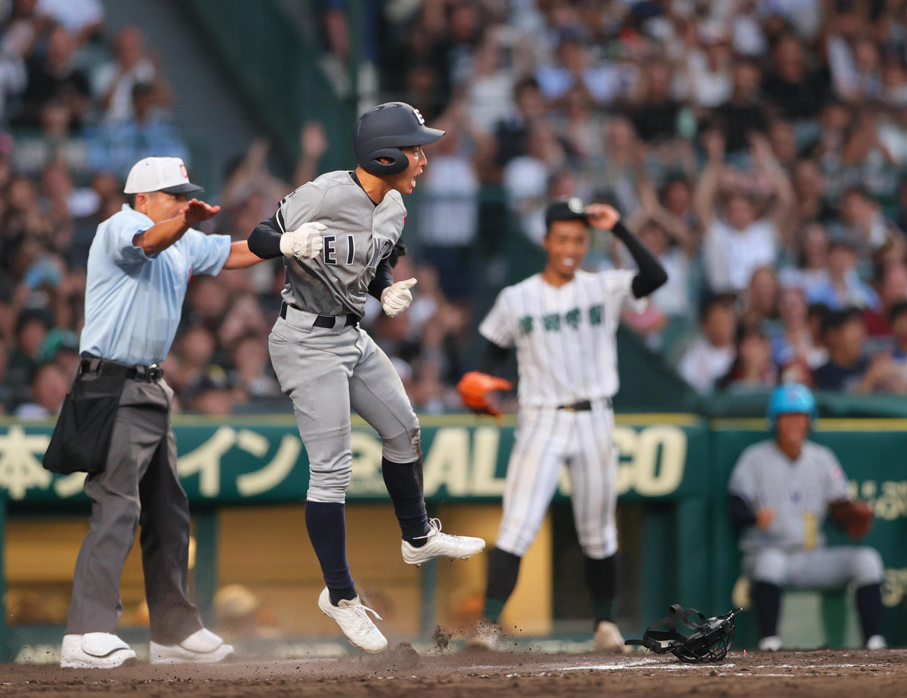 津田学園対叡明　タイブレーク11回表叡明無死一、二塁、二走根本は田口の右前適時打で生還する。投手桑山（撮影・上山淳一）