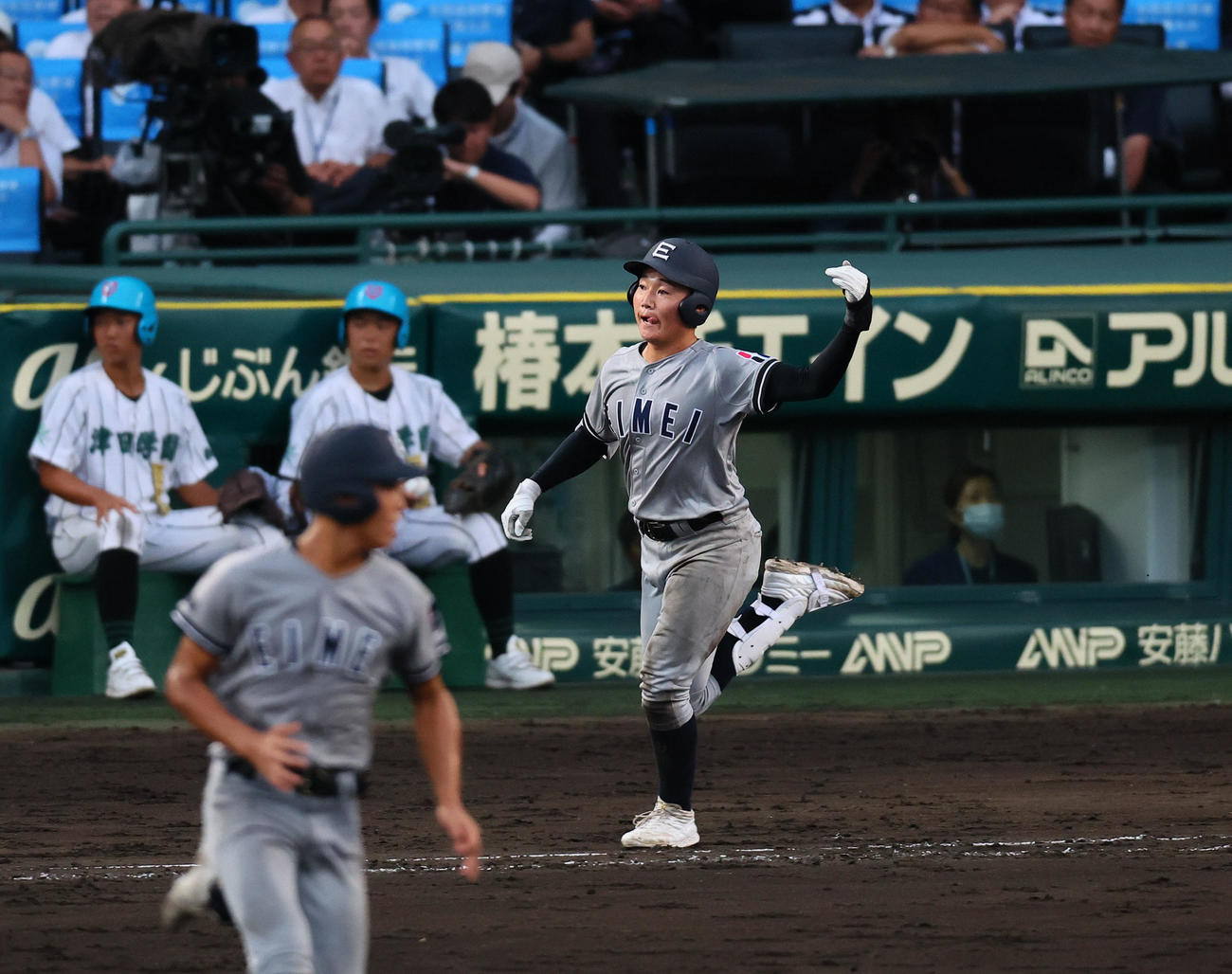 叡明対津田学園　11回表叡明無死一、二塁、田口は右前適時打を放ち一塁へ向かう（撮影・藤尾明華）