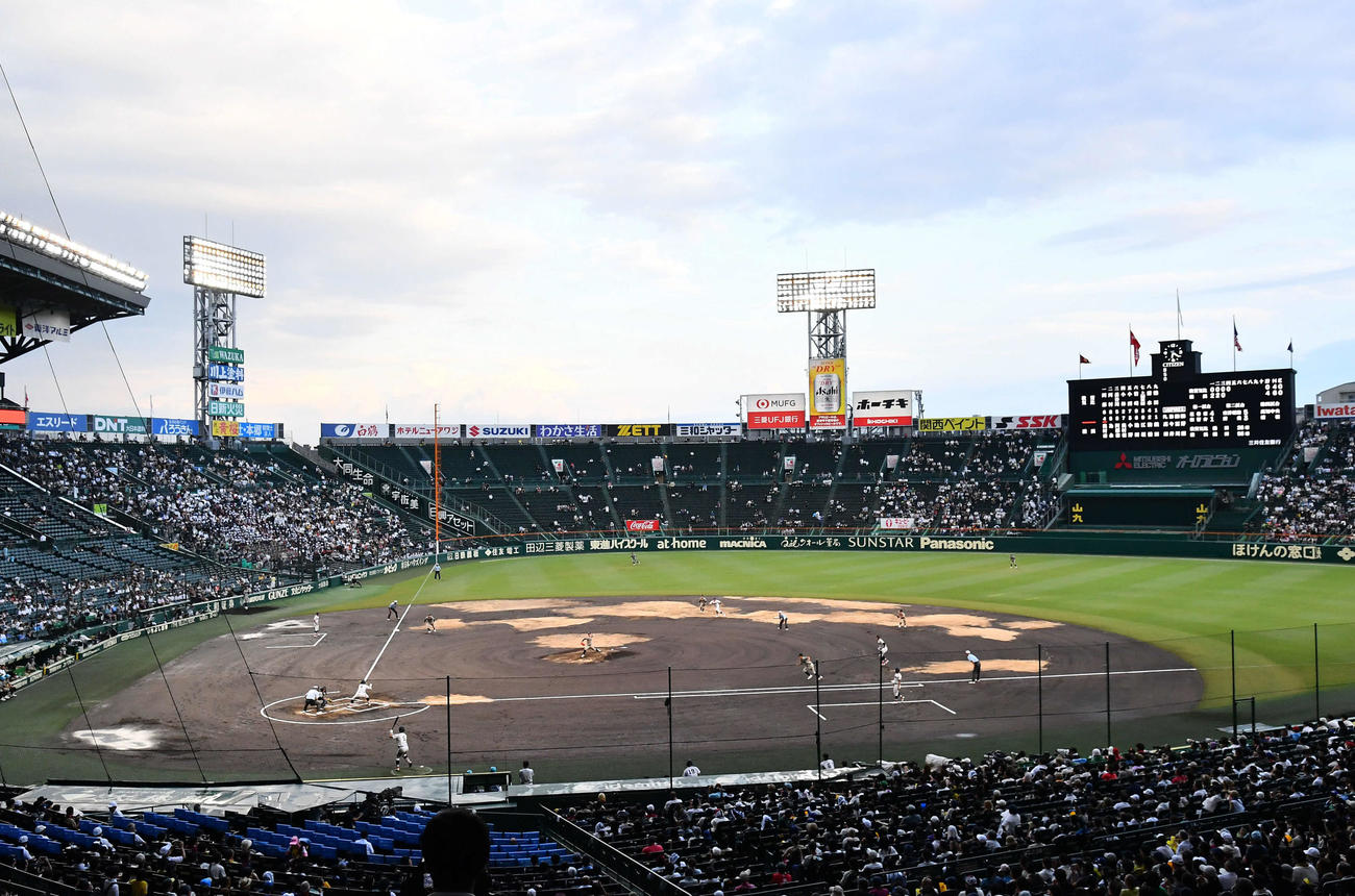 敦賀気比対横浜　4回裏横浜無死一塁、雨中断から試合が再開される（撮影・岩下翔太）