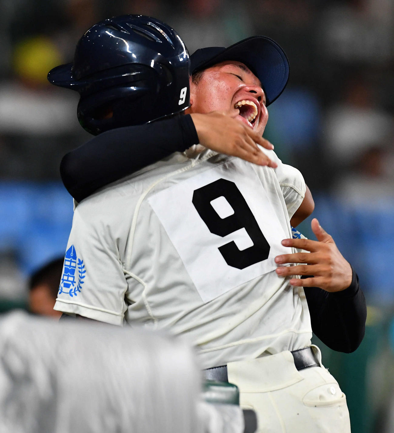 綾羽対高知中央　3回裏高知中央無死満塁、先制の中犠飛を放った井筒（手前）と抱き合う高山（撮影・岩下翔太）