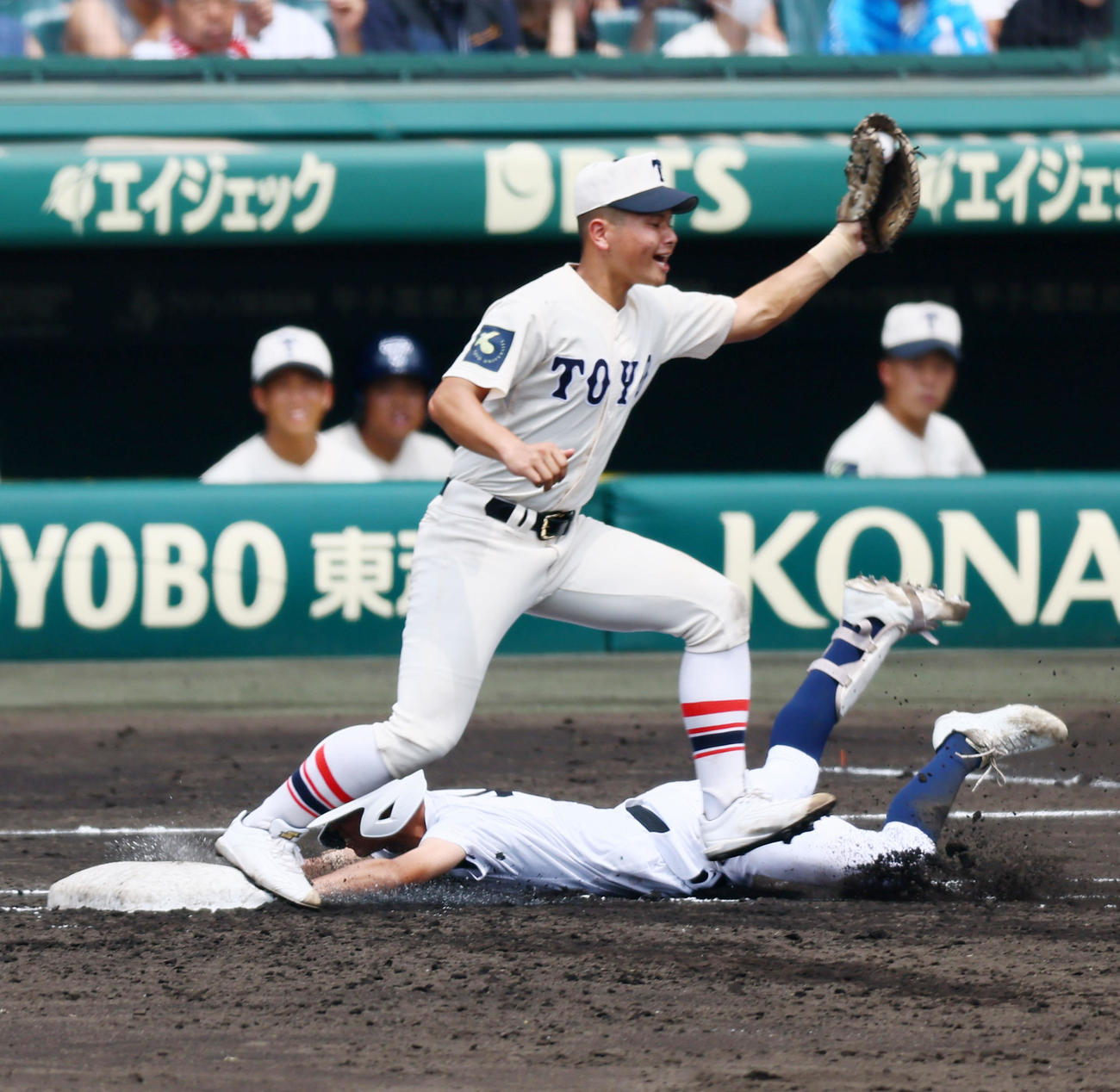 済美対東洋大姫路　2回表済美2死一、三塁。鎰谷は勝ち越しの三塁適時内野安打を放ち一塁にヘッドスライディングする（撮影・加藤哉）
