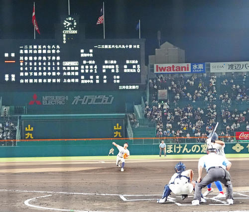 綾羽対高知中央 午後7時49分に第4試合が開始する(撮影・清水貴仁)