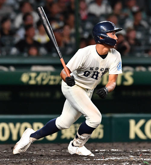 綾羽対高知中央 3回裏高知中央無死満塁、井筒は先制の中犠飛を放つ(撮影・岩下翔太)