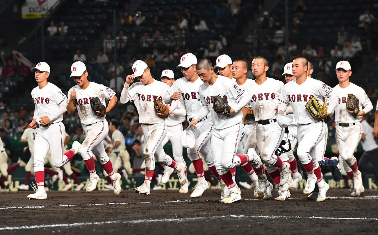 旭川志峯対広陵　旭川志峯に勝利し、アルプススタンドの応援団のもとに向かう広陵ナイン（撮影・岩下翔太）