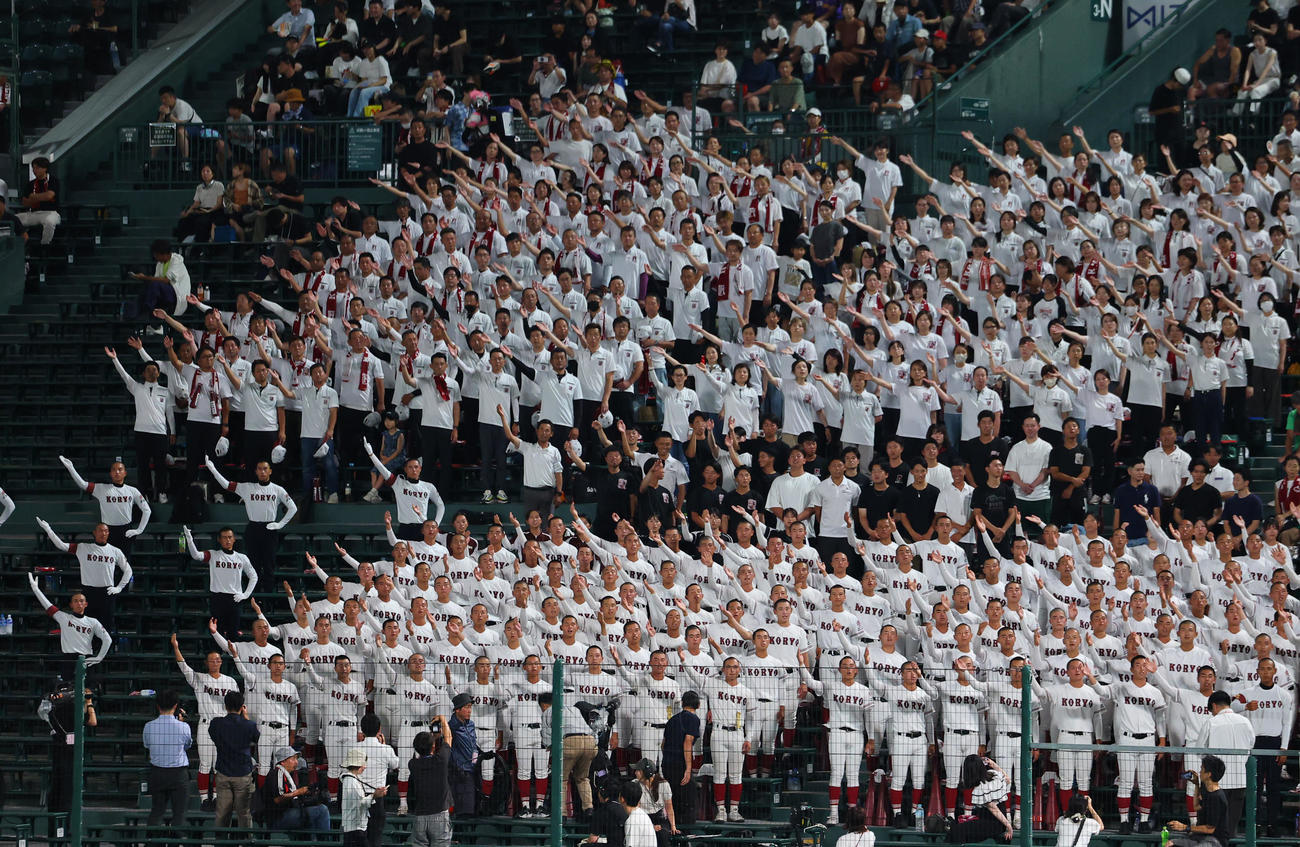 旭川志峯対広陵　2回、校歌を歌う広陵アルプス（撮影・藤尾明華）