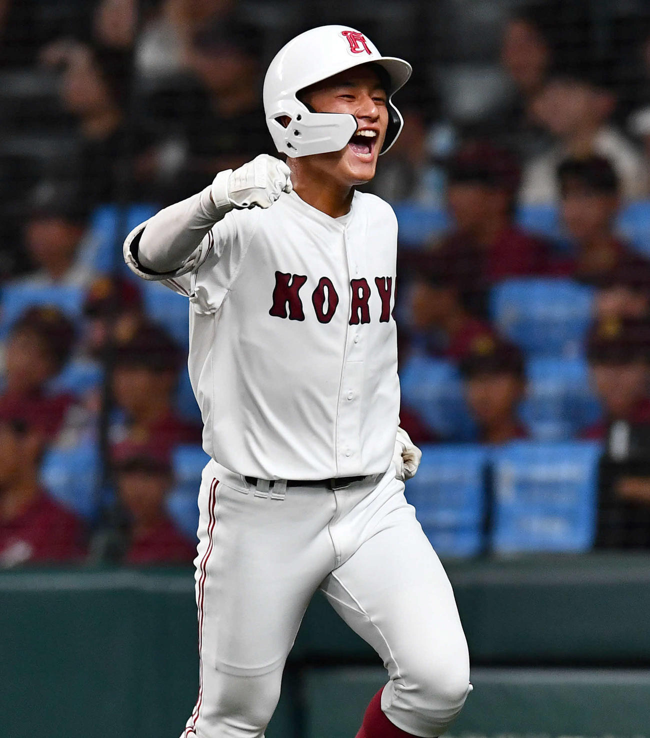 旭川志峯対広陵　4回裏広陵2死、中三塁打を放った高橋は守備が乱れる間に生還して同点に追いつき、笑顔でガッツポーズする（撮影・岩下翔太）
