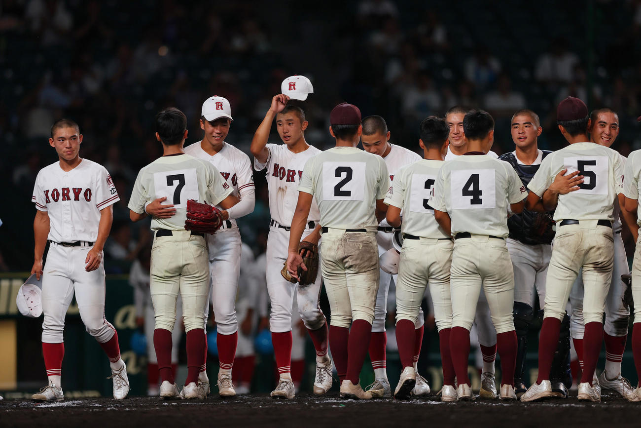 旭川志峯対広陵　試合後、互いの健闘をたたえ合う選手ら（撮影・上山淳一）