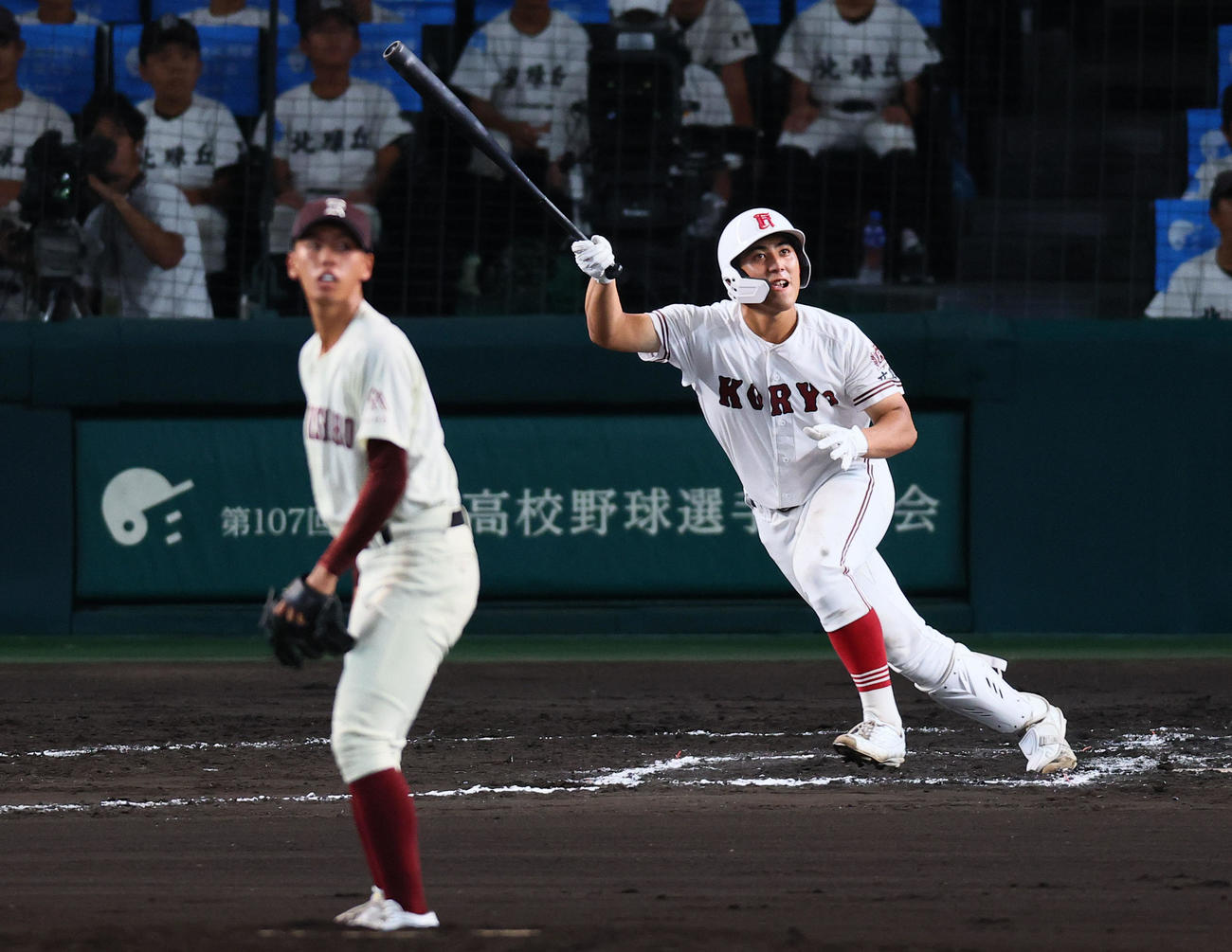 旭川志峯対広陵　6回裏広陵1死一、三塁、草島は左犠飛を放つ。投手大渕（撮影・藤尾明華）