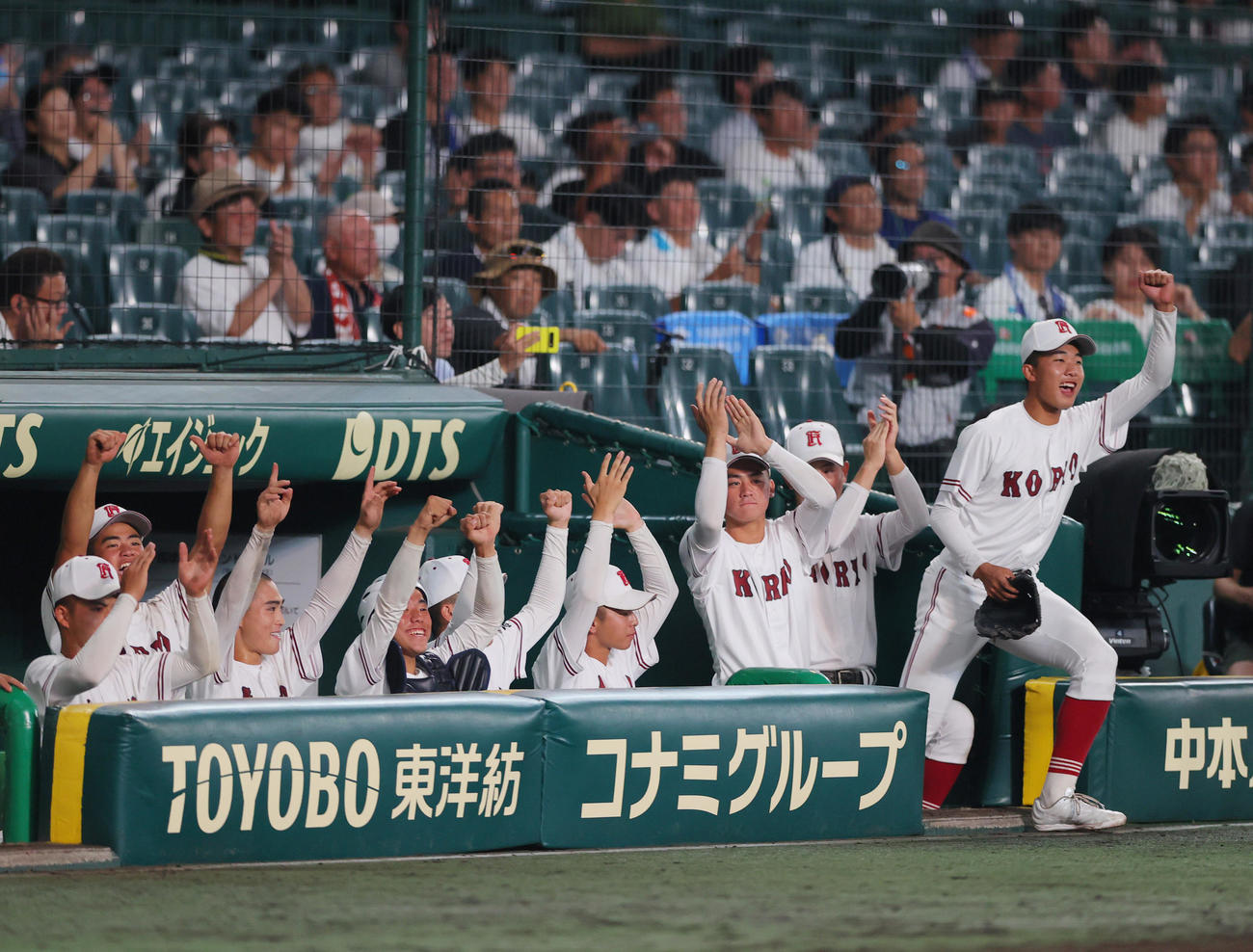 旭川志峯対広陵　6回裏広陵1死一、三塁、草島の左犠飛で三走白髪が生還し盛り上がる広陵ナイン（撮影・上山淳一）