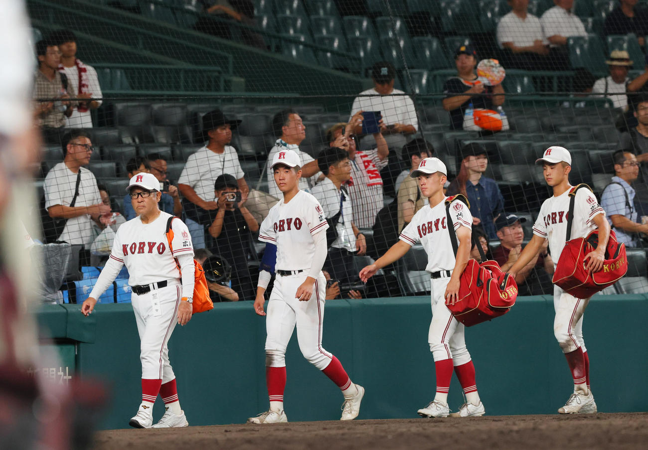 旭川志峯対広陵　旭川志峯に勝利し引き上げる広陵の中井監督（左）らナイン（撮影・上山淳一）