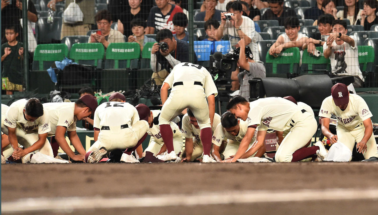旭川志峯対広陵　広陵に敗れ、阪神甲子園球場の土を持ち帰る旭川志峯ナイン（撮影・岩下翔太）