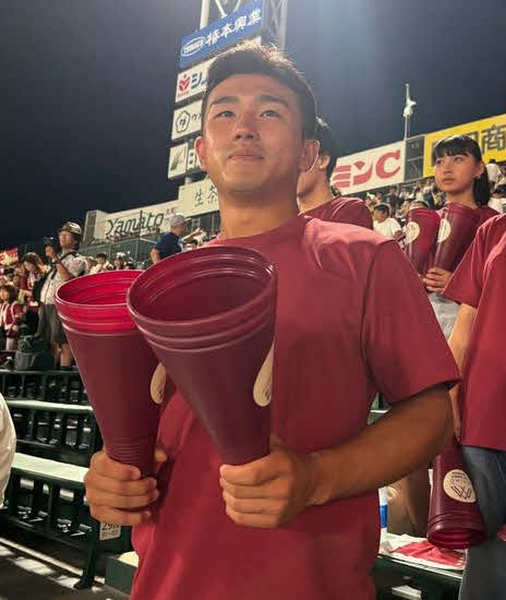 先発の大渕の兄でOBの路偉さんはアルプススタンドから観戦（撮影・保坂果那）