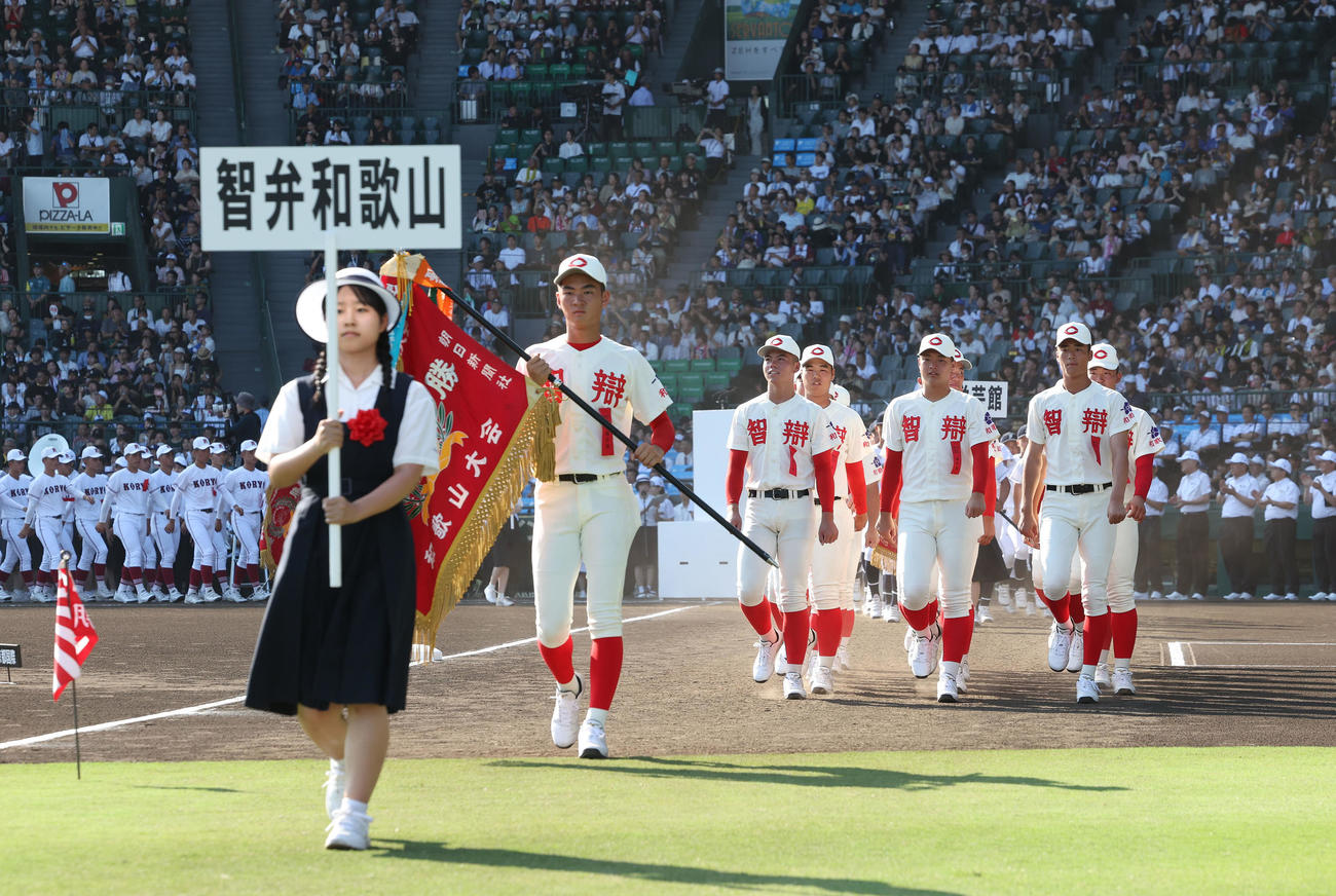 25年8月5日　開会式で入場行進する智弁和歌山ナイン（撮影・増田悦実）