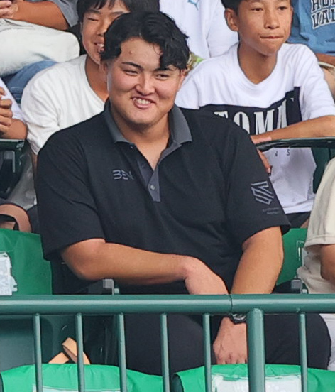 智弁和歌山対花巻東　試合を観戦する花巻東OBの佐々木麟太郎（撮影・上山淳一）