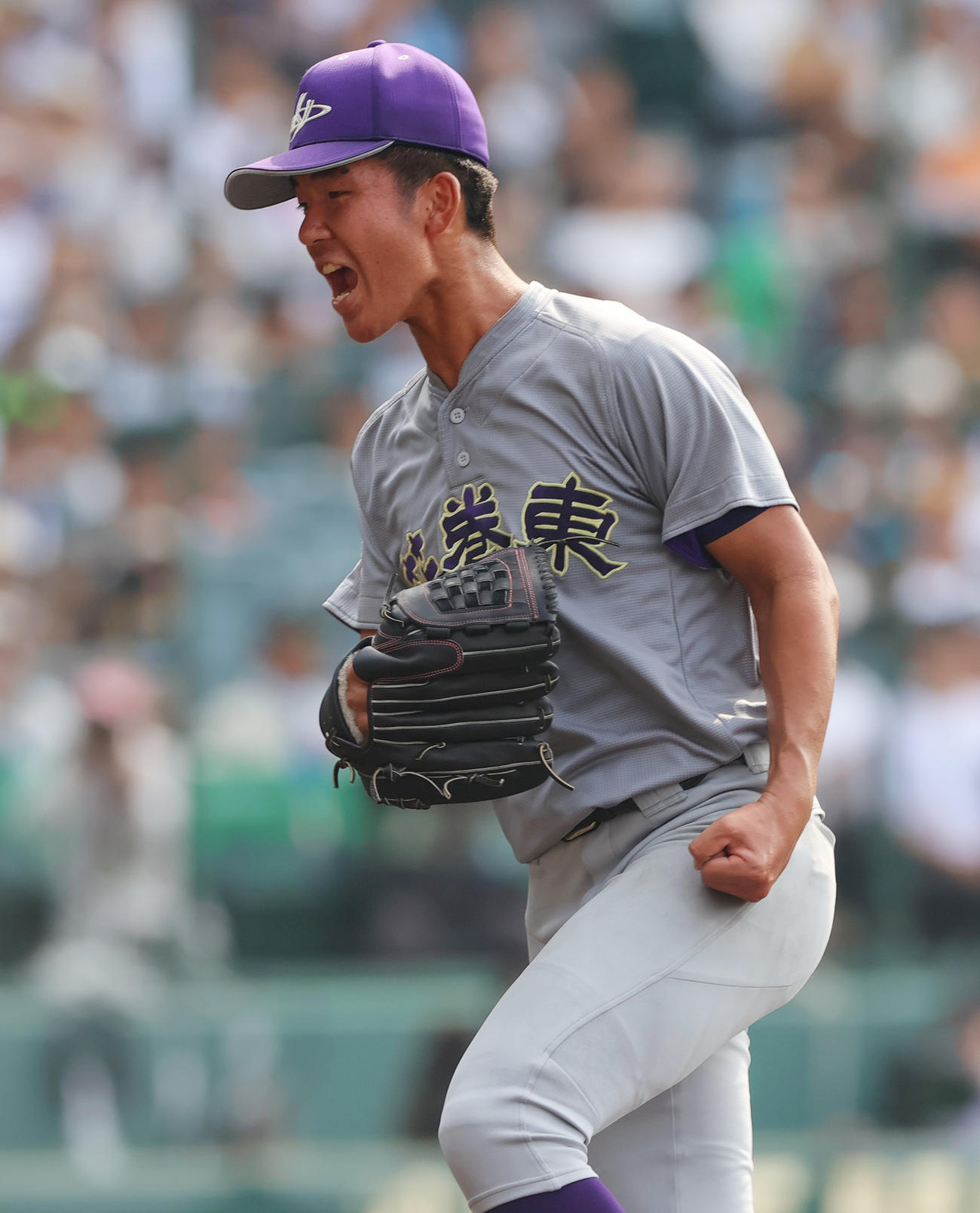 智弁和歌山対花巻東　5回表智弁和歌山2死一、二塁、萬谷は荒井を二ゴロに仕留め雄たけびをあげ喜ぶ（撮影・上山淳一）