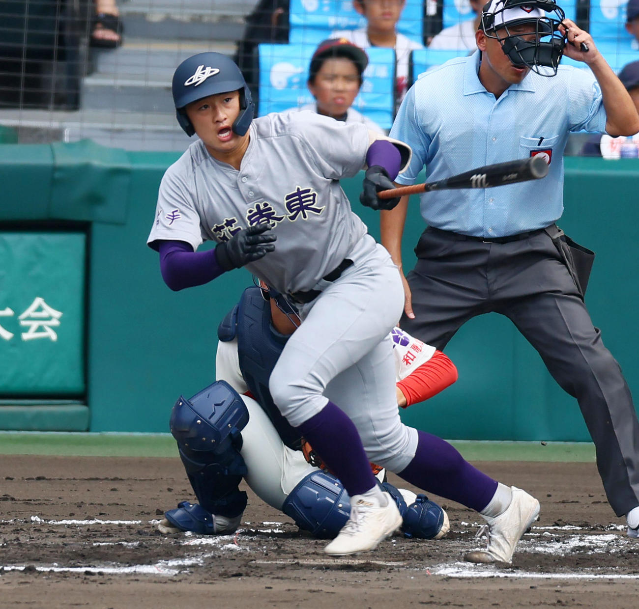 智弁和歌山対花巻東　6回裏花巻東1死二塁、高橋は左前適時打を放つ（撮影・加藤哉）